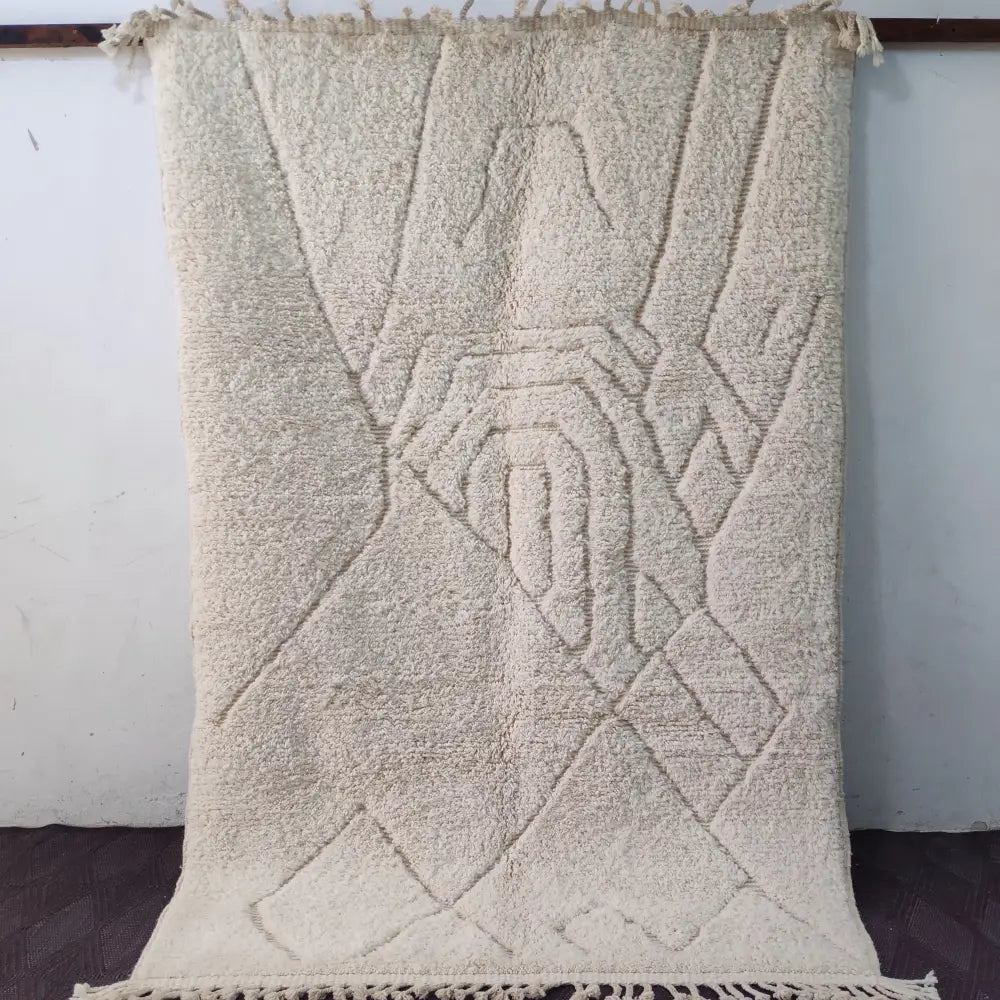 Cream-colored plush wool beni ouarain rug with textured geometric pattern and fringed edges 2.5m x 1.5m