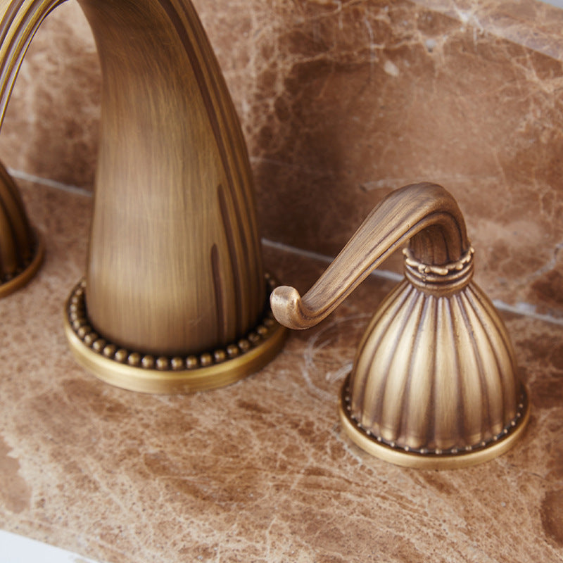 Antique washbasin faucet