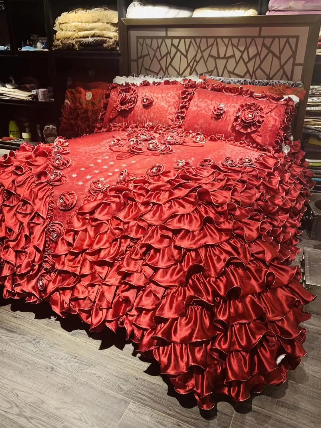 DecorBites™ Jacquard Rose Lace Bedding Set, Luxurious European Style, Red & Champagne
