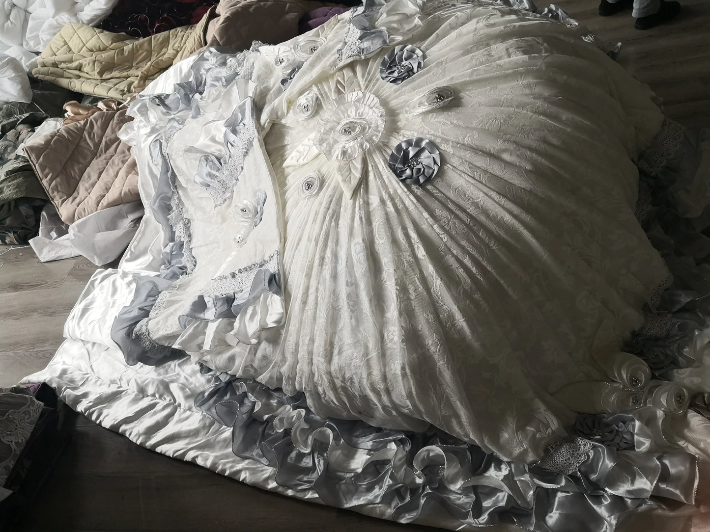 DecorBites™ Jacquard Rose Lace Bedding Set, Luxurious European Style, Red & Champagne