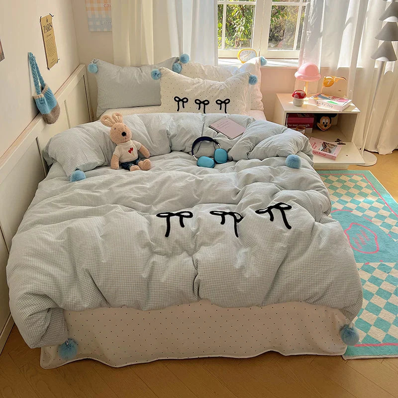 Bow Lattice Pompom Bedding