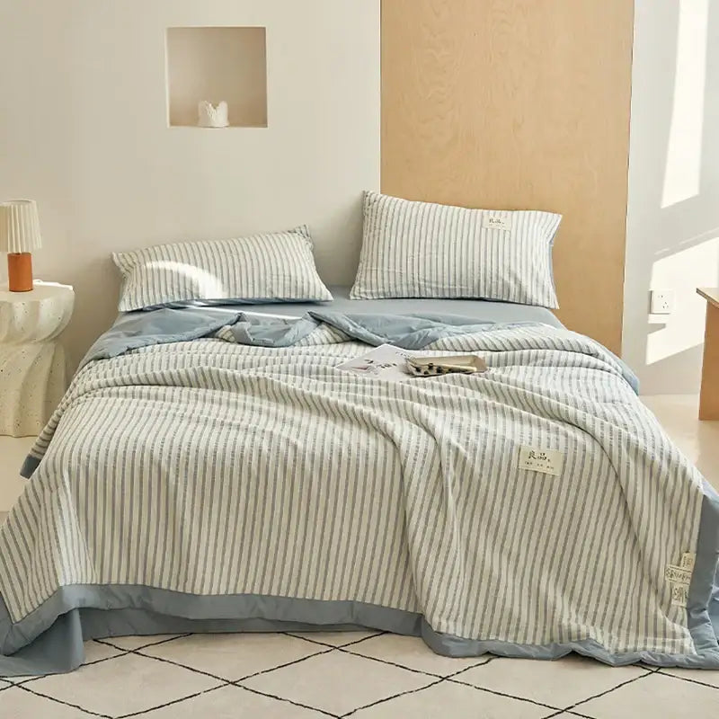 Blue and white striped soya fibre decorbites jacquard summer quilt with cotton blend fabric and soft vertical stripes