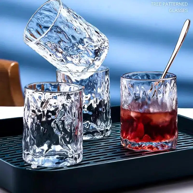 Decorbites™ cups holder set featuring clear textured hammered glass tumblers with tree patterns for drying and display