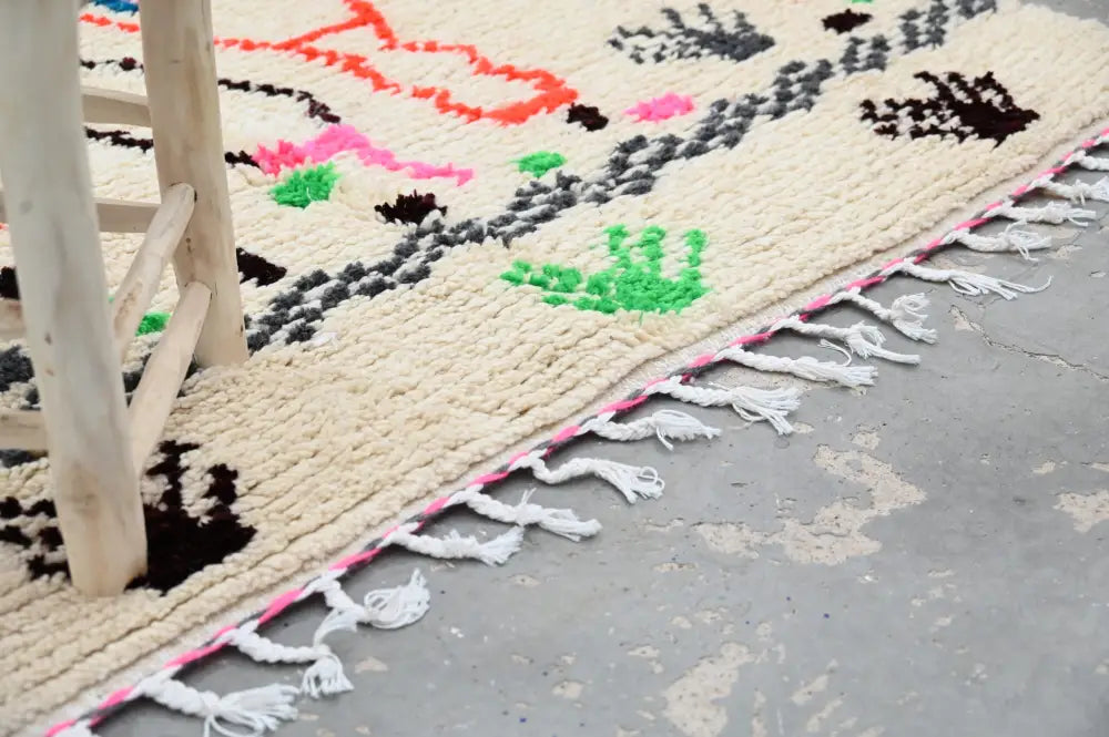 Cream-colored decorbites™ handmade azilal rug with vibrant colors in natural wool and fringed edge 234x161 cm
