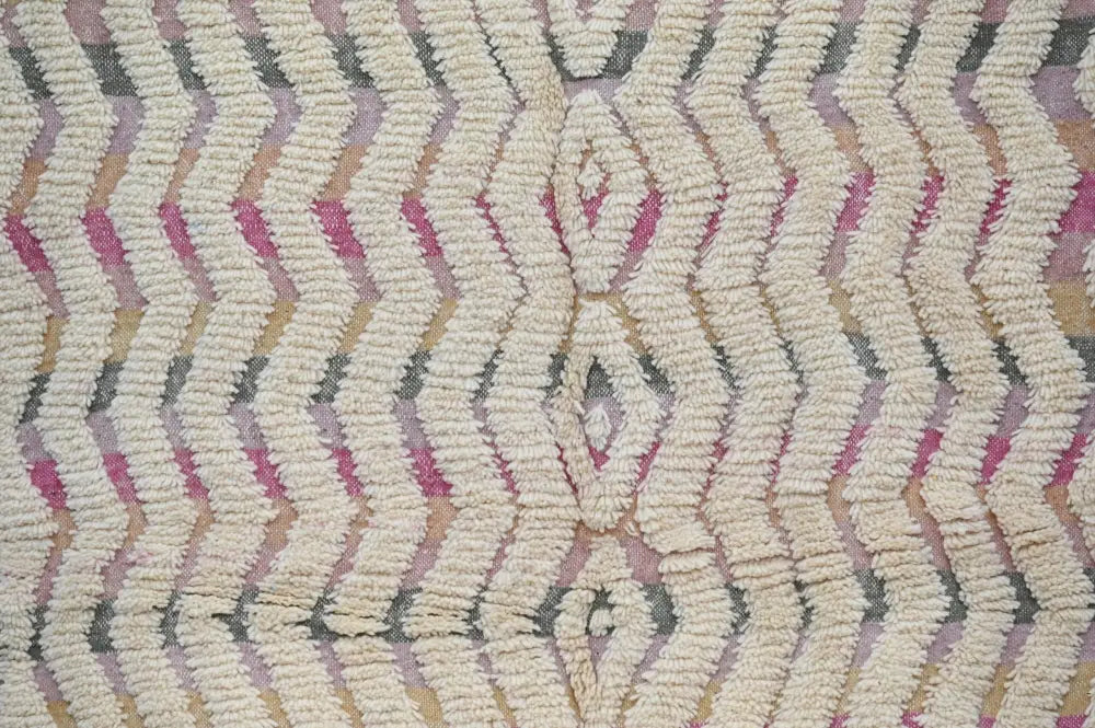 Textured cream-colored handmade moroccan azilal rug with pink gray and beige zigzag pattern 238x144cm by decorbites