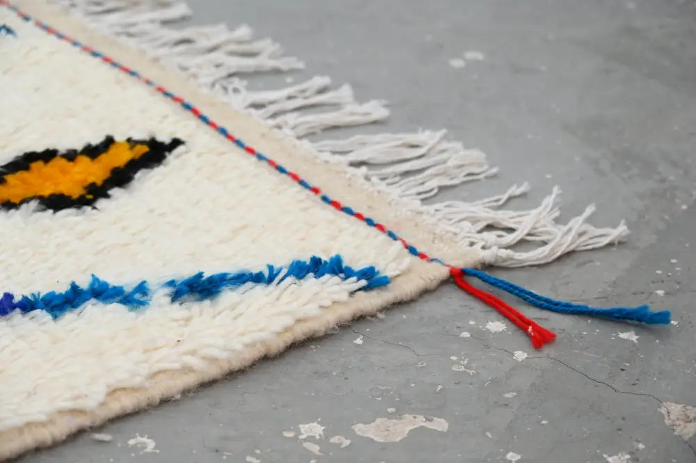 Decorbites™ handmade moroccan azilal rug 246x148 cm cream with bold geometric pattern in natural wool and long white fringe