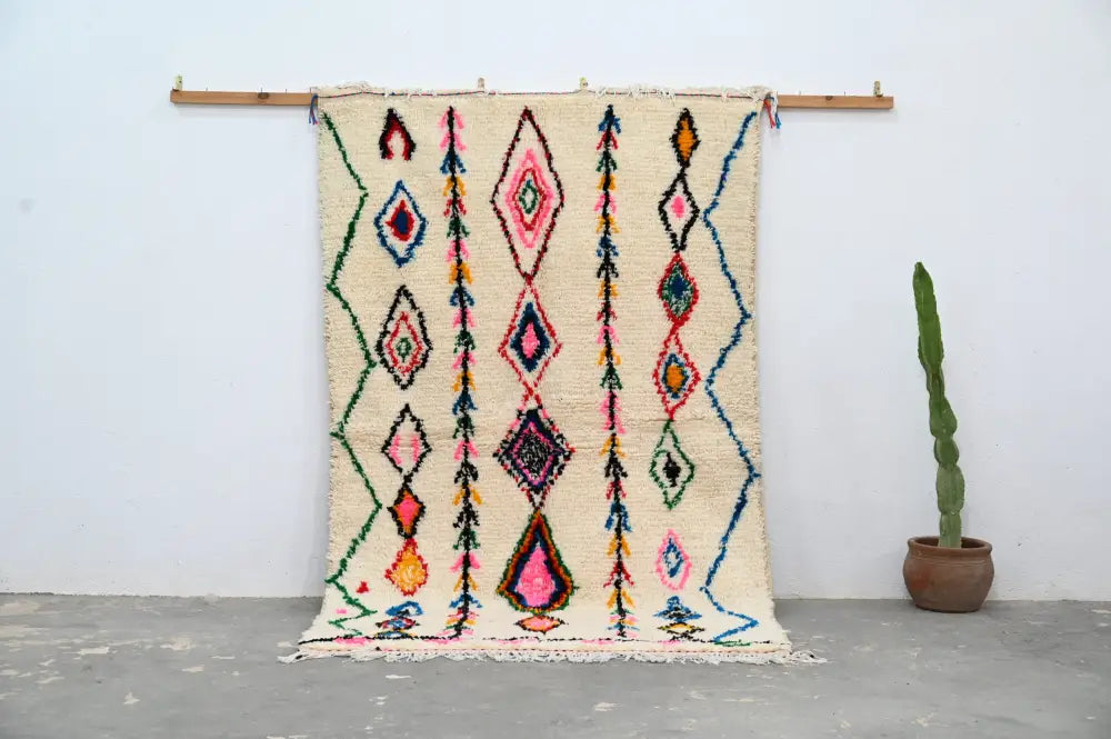 Decorbites™ handmade moroccan azilal rug 246x148 cm in vibrant cream with bold geometric patterns in natural wool