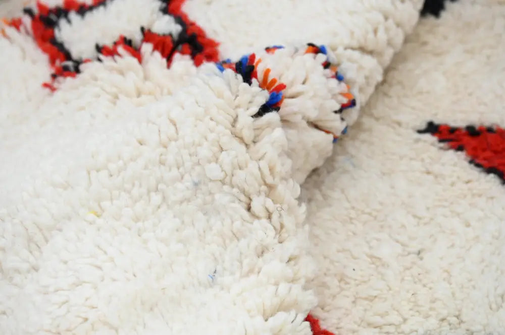 Decorbites™ handmade moroccan azilal rug with off-white fluffy texture and red black geometric fringed edges 285x220 cm
