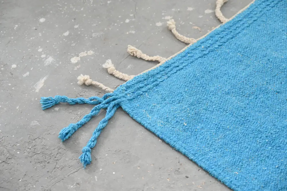Decorbites™ handmade moroccan azilal rug 306x200cm in blue woven fabric with cream-colored tassels and geometric design