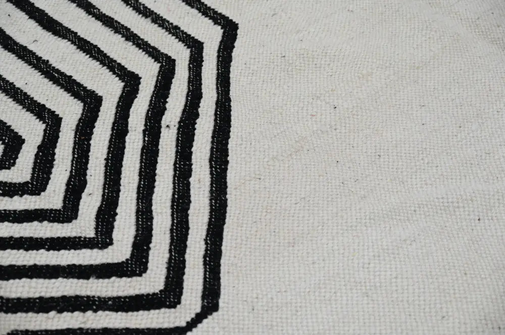 Black and white geometric patterned textured woven fabric in handmade moroccan azilal rug decorbites™ 308x200 cm