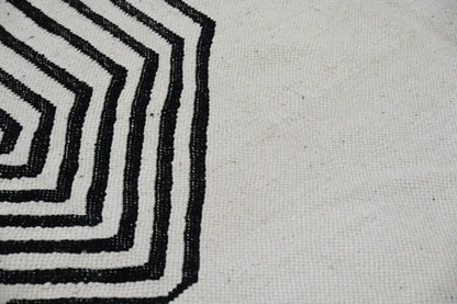 Black and white geometric patterned textured woven fabric in handmade moroccan azilal rug decorbites™ 308x200 cm