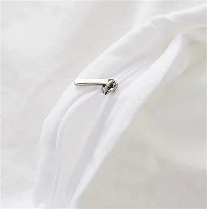 Silver zipper pull on white fabric of a cinnamoroll bedding set duvet cover from decorbites kawaii dorm decor