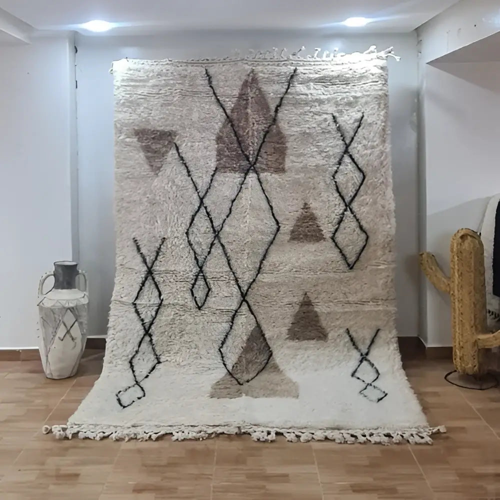 Cream-colored moroccan handmade azilal rug with black and beige geometric patterns and fringed edges 2.5m x 1.5m