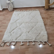 Cream-colored fluffy moroccan handmade beni ouarain rug with diamond pattern and tassels by decorbites™ 1.5m x 1m
