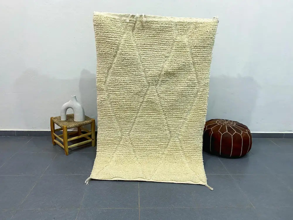 Cream-colored beni ouarain moroccan handmade rug with ribbed texture and fringed edges 1.5m x 1m by decorbites