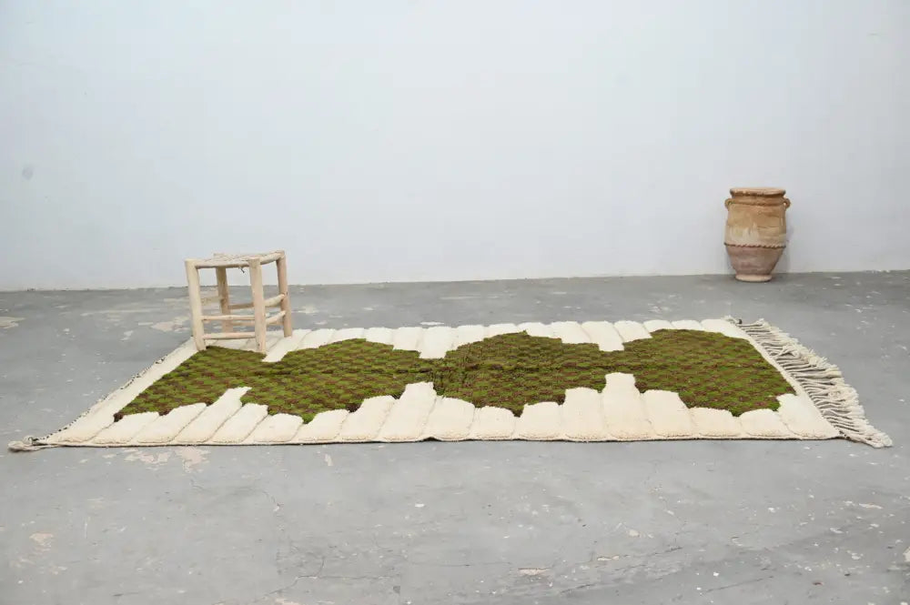 Decorbites™ moroccan handmade traditional azilal rug in cream wool with moss green geometric pattern and fringed edges