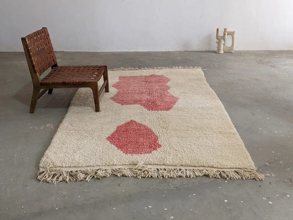 Cream-colored wool moroccan handmade traditional azilal rug with bold pink geometric shapes and fringed edges 255 x 155 cm
