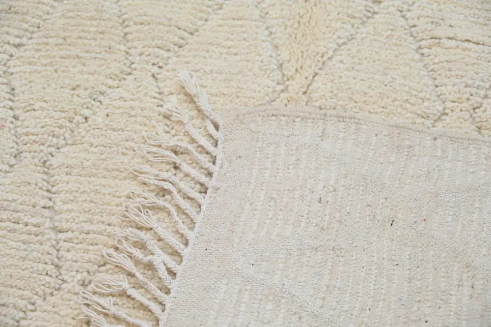 Cream-colored moroccan handmade traditional azilal rug with textured pattern and fringed edge by DecorBites™ 256 x 157 cm