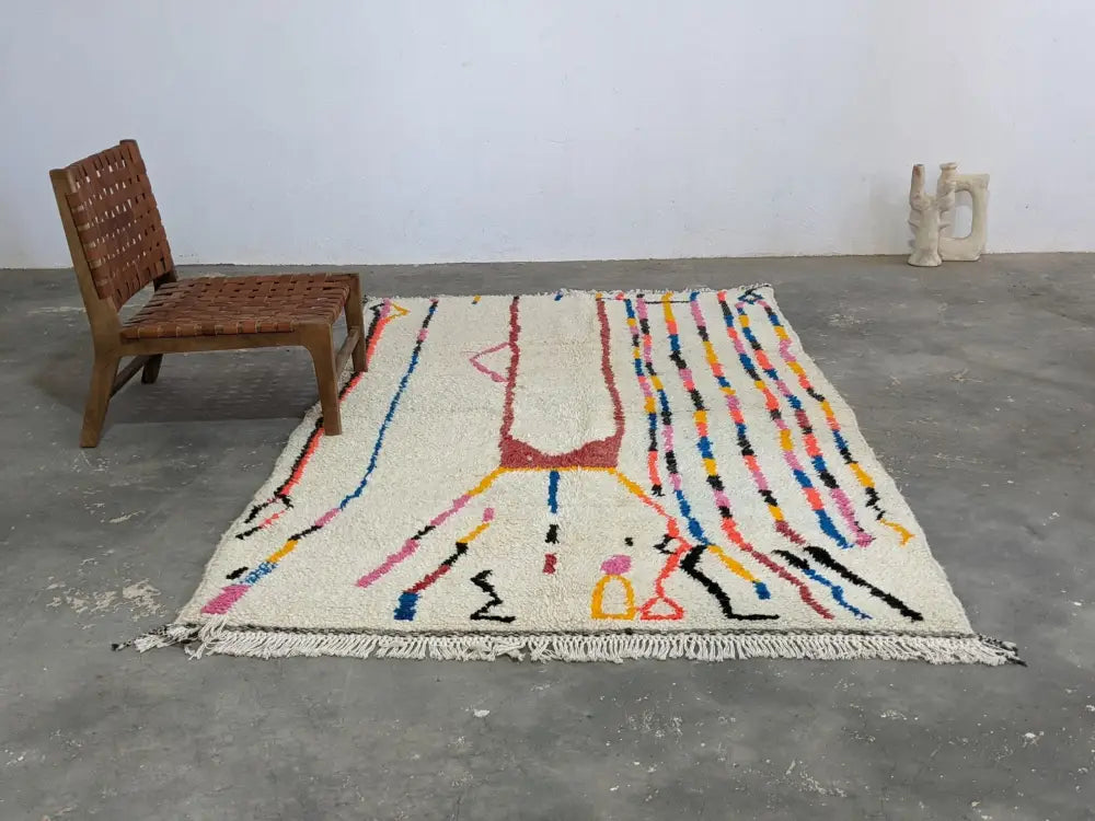 Cream-colored moroccan handmade azilal rug with vibrant geometric patterns made from pure natural wool 276×164 cm