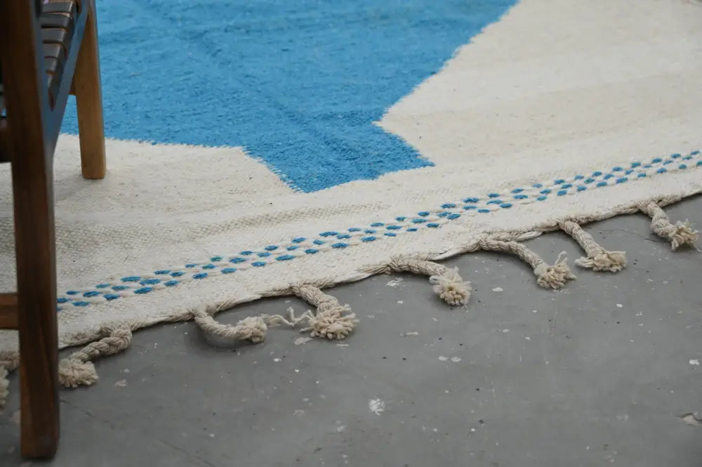 Decorbites™ moroccan handmade traditional azilal rug featuring blue and cream woven design with tassels 307 x 196 cm