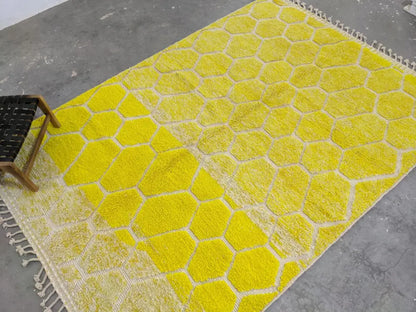Vibrant yellow moroccan handmade traditional azilal rug with textured honeycomb pattern and cream-colored fringe 310 x 217 cm