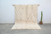 Cream-colored moroccan handmade beni ouarain rug with geometric darker beige patterns and fringed handwoven edges 283 x 211 cm