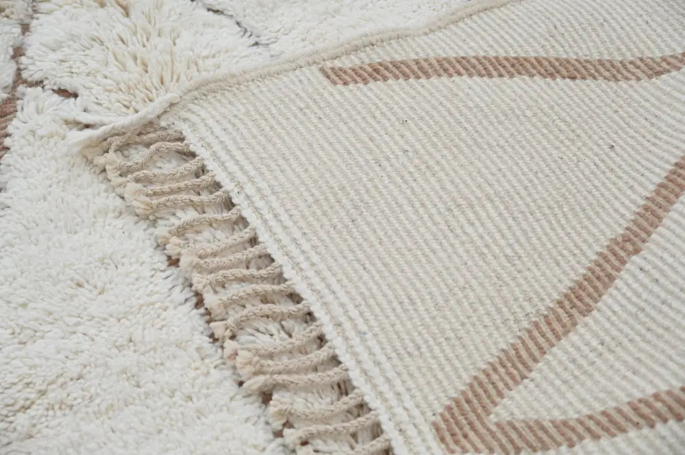 Cream-colored beni ouarain moroccan handmade rug with textured woven pattern and beige geometric lines 283 x 211 cm