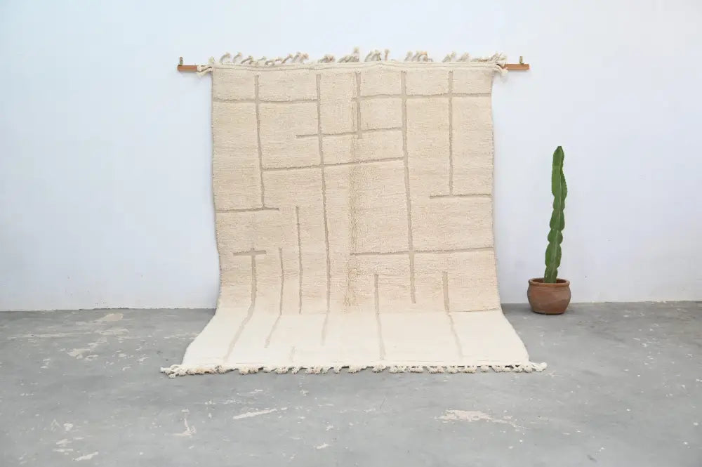 Beige woven beni ouarain carpet with geometric pattern and fringed edges moroccan handmade beni ouarain rug