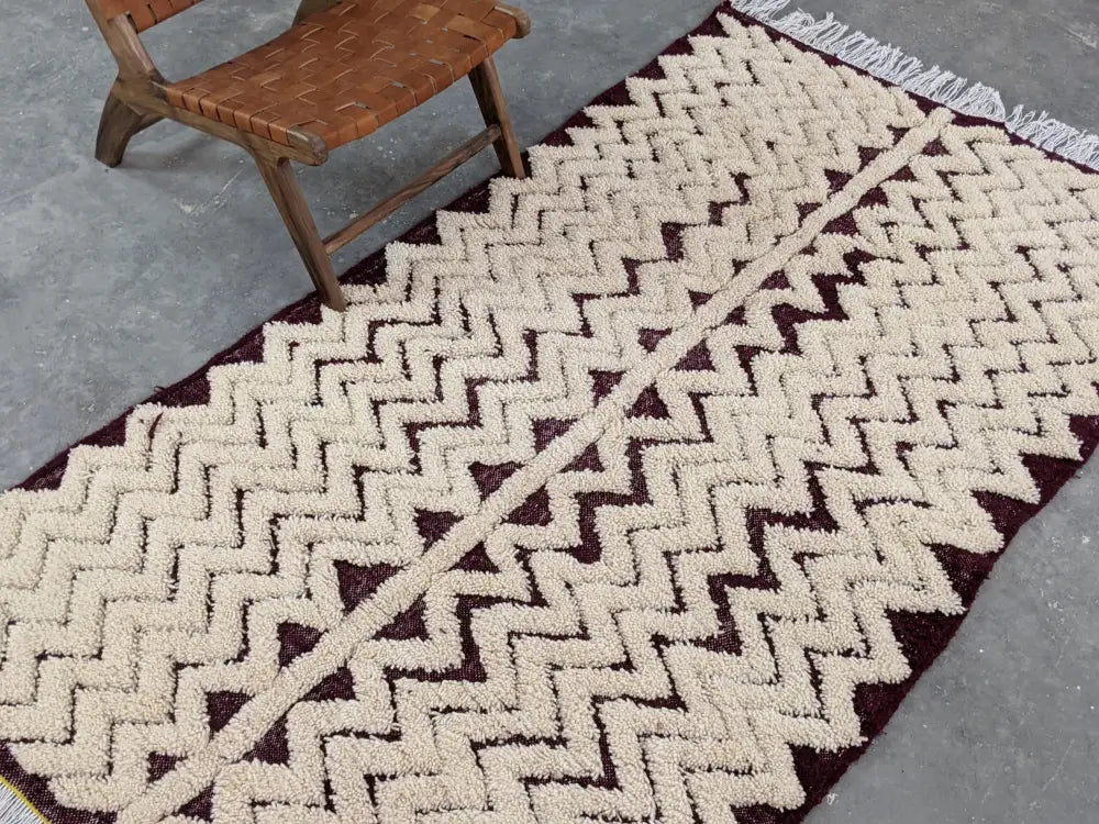 Cream-colored and deep burgundy moroccan handmade beni ouarain rug with textured zigzag pattern 252 x 137 cm