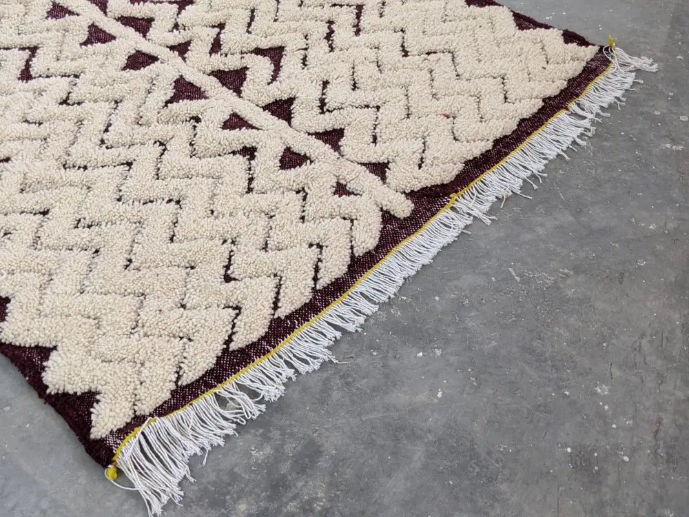 Decorbites™ moroccan handmade beni ouarain rug with cream and burgundy woven zigzag pattern and white fringe