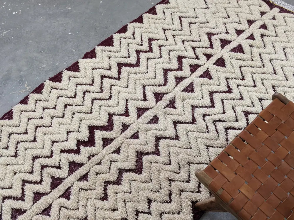 Cream-colored moroccan handmade beni ouarain rug with bold burgundy zigzag pattern 252 x 137 cm by decorbites