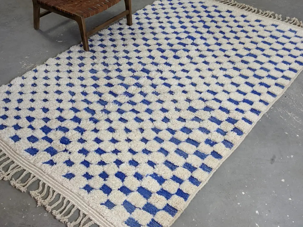 Blue and white checkered beni ouarain rug with fringed edges moroccan handmade traditional wool decorbites 260 x 170 cm