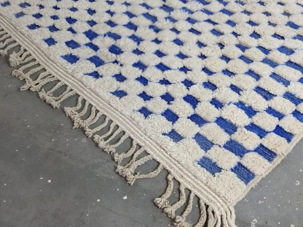Cream and blue checkered moroccan handmade beni ouarain rug with fringed edges by decorbites 260 x 170 cm