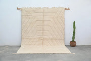 Cream-colored handwoven beni ouarain rug with geometric pattern and fringed edges by decorbites 285 x 205 cm
