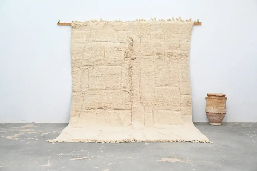 Beige textured wool beni ouarain rug with stone-like pattern and fringed edges moroccan handmade traditional design