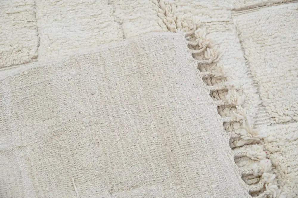 Off-white textured wool beni ouarain rug with fringed edge and patchwork design moroccan handmade 285 x 210 cm
