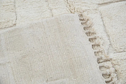 Off-white textured wool beni ouarain rug with fringed edge and patchwork design moroccan handmade 285 x 210 cm