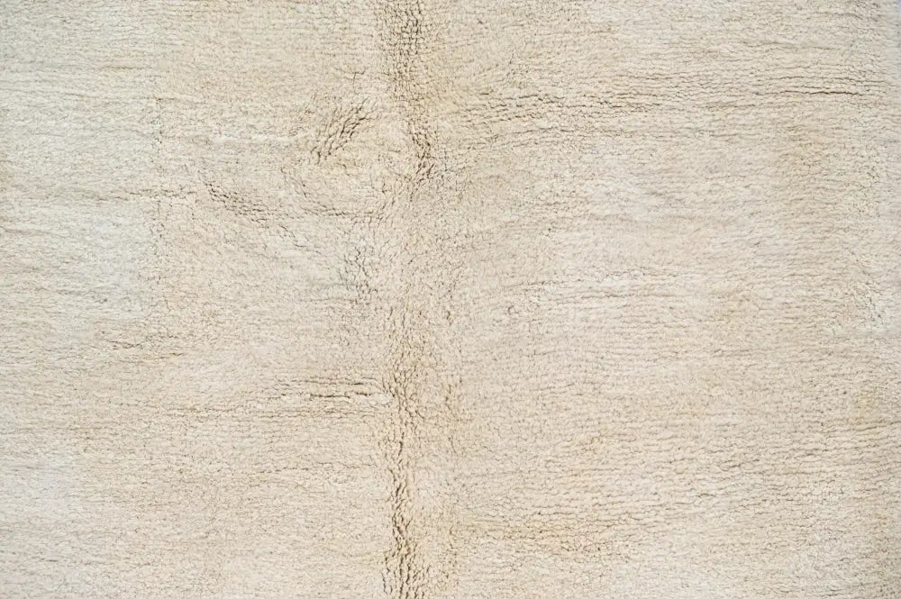 Beige plush-textured moroccan handmade beni ouarain rug with subtle central seam 285 x 212 cm by decorbites