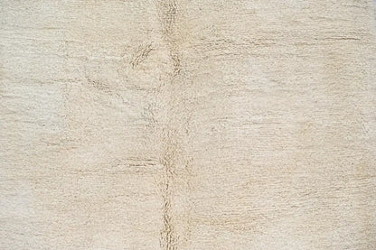 Beige plush-textured moroccan handmade beni ouarain rug with subtle central seam 285 x 212 cm by decorbites