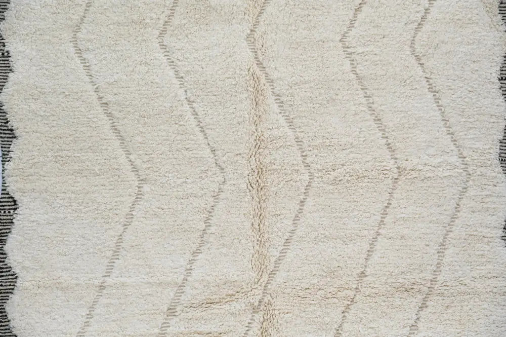 Cream-colored plush wool beni ouarain rug with subtle gray zigzag pattern moroccan handmade 290 x 205 cm