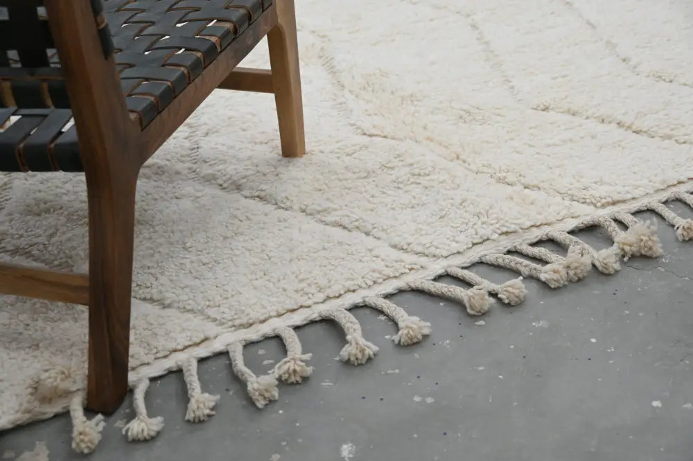 Cream-colored plush wool beni ouarain rug with geometric pattern and tasseled fringe moroccan handmade 290 x 205 cm