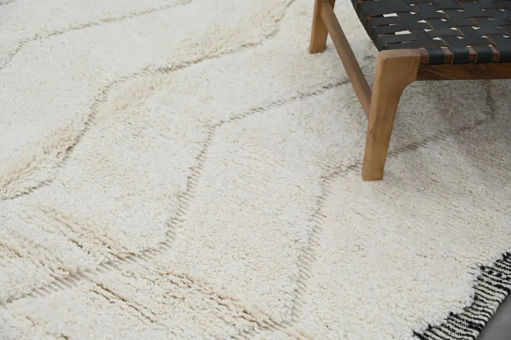 Cream-colored shaggy wool beni ouarain rug with black stitched geometric pattern moroccan handmade 290 x 205 cm