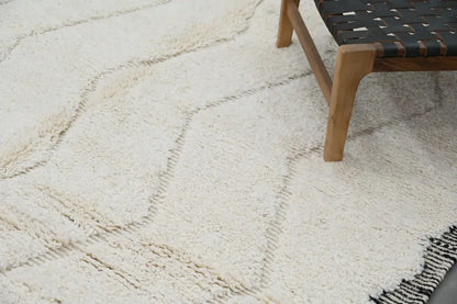 Cream-colored shaggy wool beni ouarain rug with black stitched geometric pattern moroccan handmade 290 x 205 cm