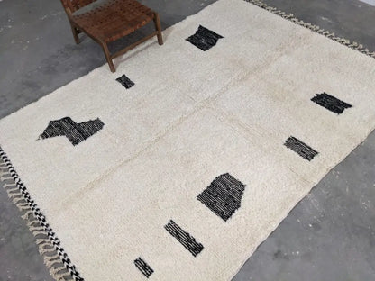 Cream-colored beni ouarain rug featuring black geometric patterns and fringed edges moroccan handmade 290 x 210 cm