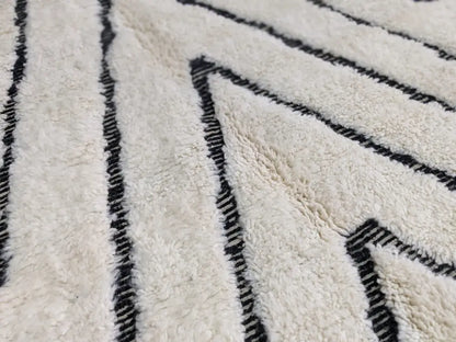 Cream-colored plush wool beni ouarain rug with bold black geometric zigzag patterns moroccan handmade 290 x 213 cm