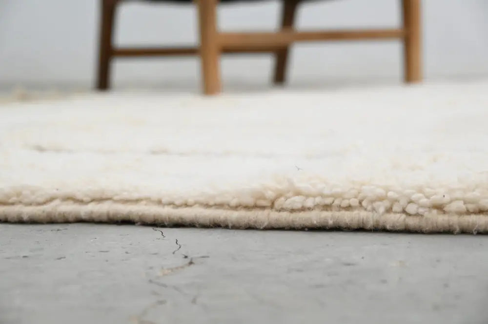 Cream-colored plush wool beni ouarain rug with soft textured edge by decorbites 290 x 214 cm