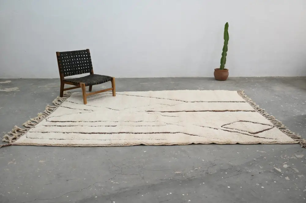 Cream-colored wool beni ouarain rug with black geometric patterns and fringed edges by decorbites™ 290 x 214 cm