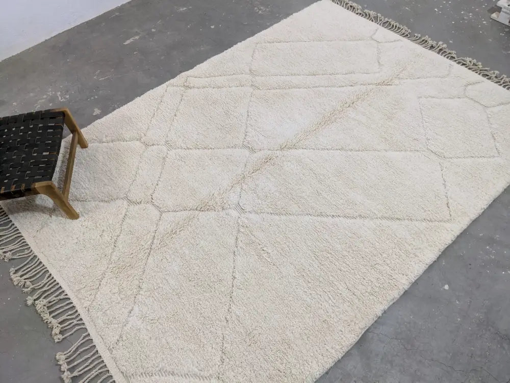 Cream-colored textured wool beni ouarain rug with geometric diamond pattern and fringed edges moroccan handmade