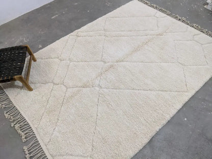 Cream-colored textured wool beni ouarain rug with geometric diamond pattern and fringed edges moroccan handmade