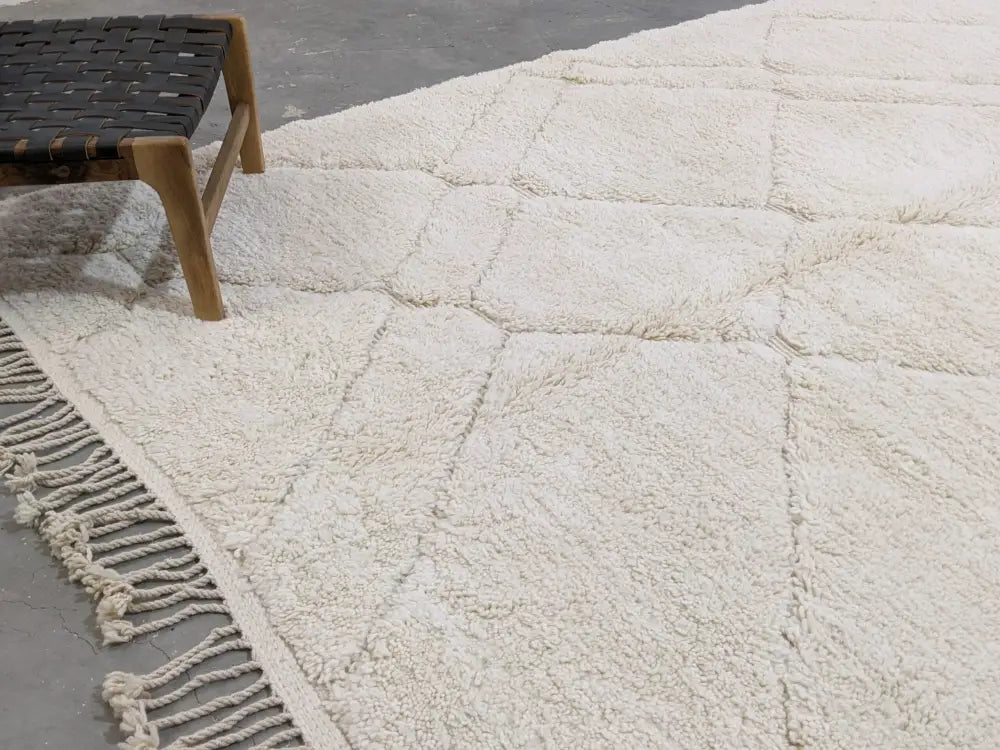 Cream-colored plush wool beni ouarain rug with diamond pattern and fringed edges moroccan handmade 295 x 214 cm